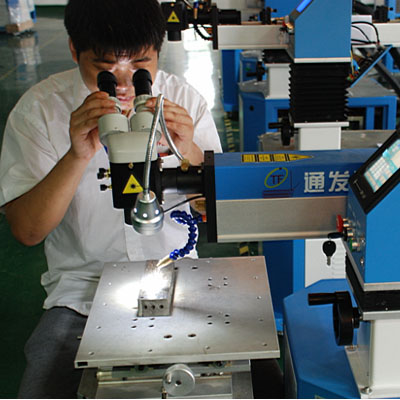 針對稍大模具，可轉向觀察操作